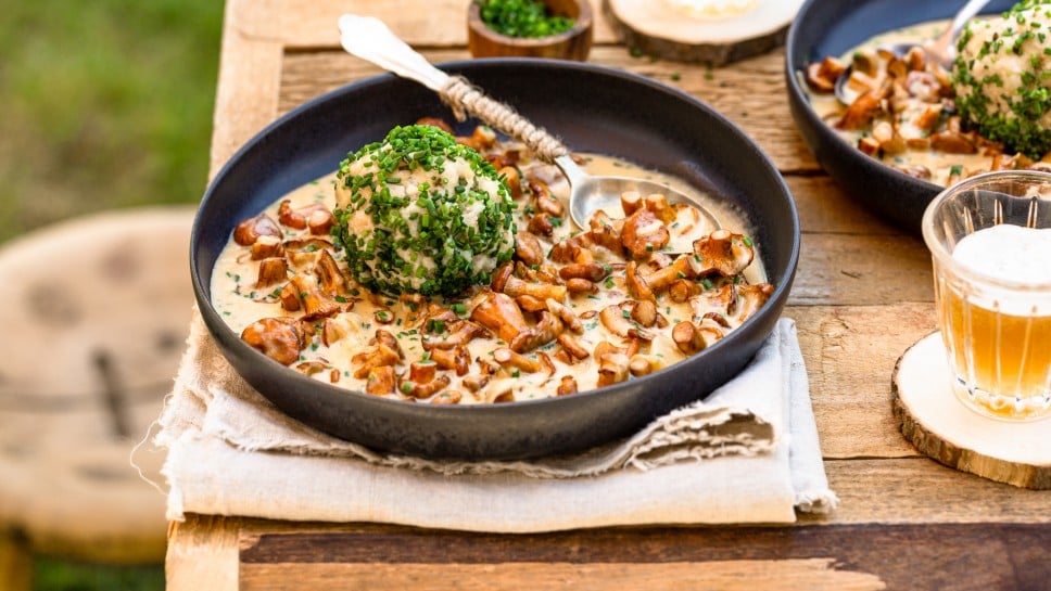 SPAR Mahlzeit Klassisches Eierschwammerlgulasch mit Thymian-Semmelknödel