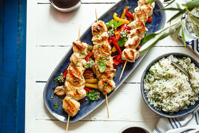 Hühner Souvlaki mit Minzreis und Grillpaprika