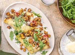 Pikante Palatschinken mit Eierschwammerl-Frischkäse-Füllung 