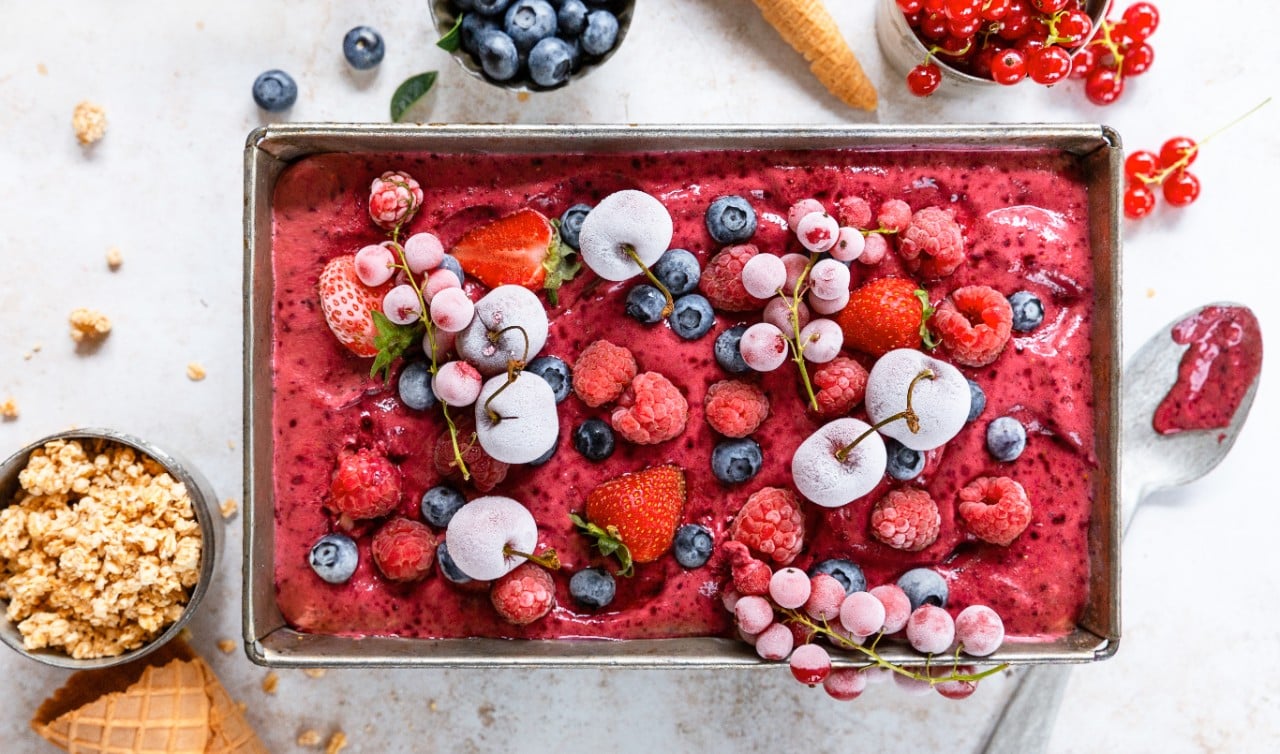 Leichtes Frozen-Yogurt mit Waldbeeren Leichtes Frozen-Yogurt mit Waldbeeren