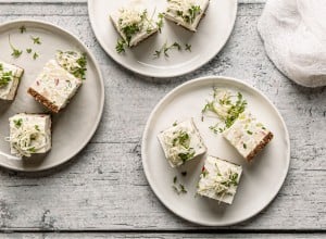 SPAR Mahlzeit Räucherfisch-Mousse-Törtchen auf Schwarzbrot