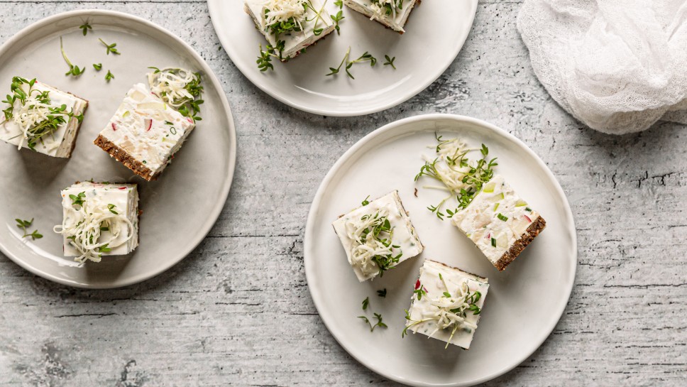 SPAR Mahlzeit Räucherfisch-Mousse-Törtchen auf Schwarzbrot