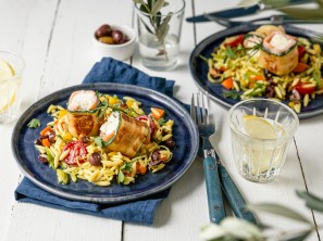 SPAR Mahlzeit Griechischer Kritharaki Salat mit Lachsröllchen