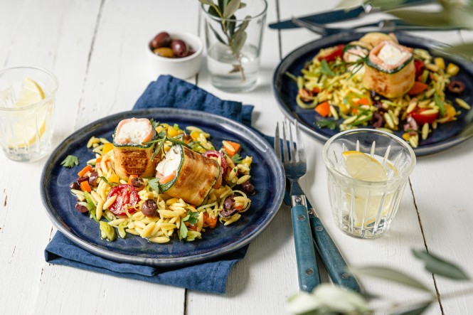 SPAR Mahlzeit Griechischer Kritharaki Salat mit Lachsröllchen