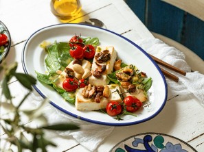 SPAR Mahlzeit Schafkäse überbacken mit Honignüssen und Spinatsalat