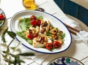 SPAR Mahlzeit Schafkäse überbacken mit Honignüssen und Spinatsalat