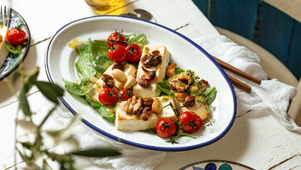 SPAR Mahlzeit Schafkäse überbacken mit Honignüssen und Spinatsalat