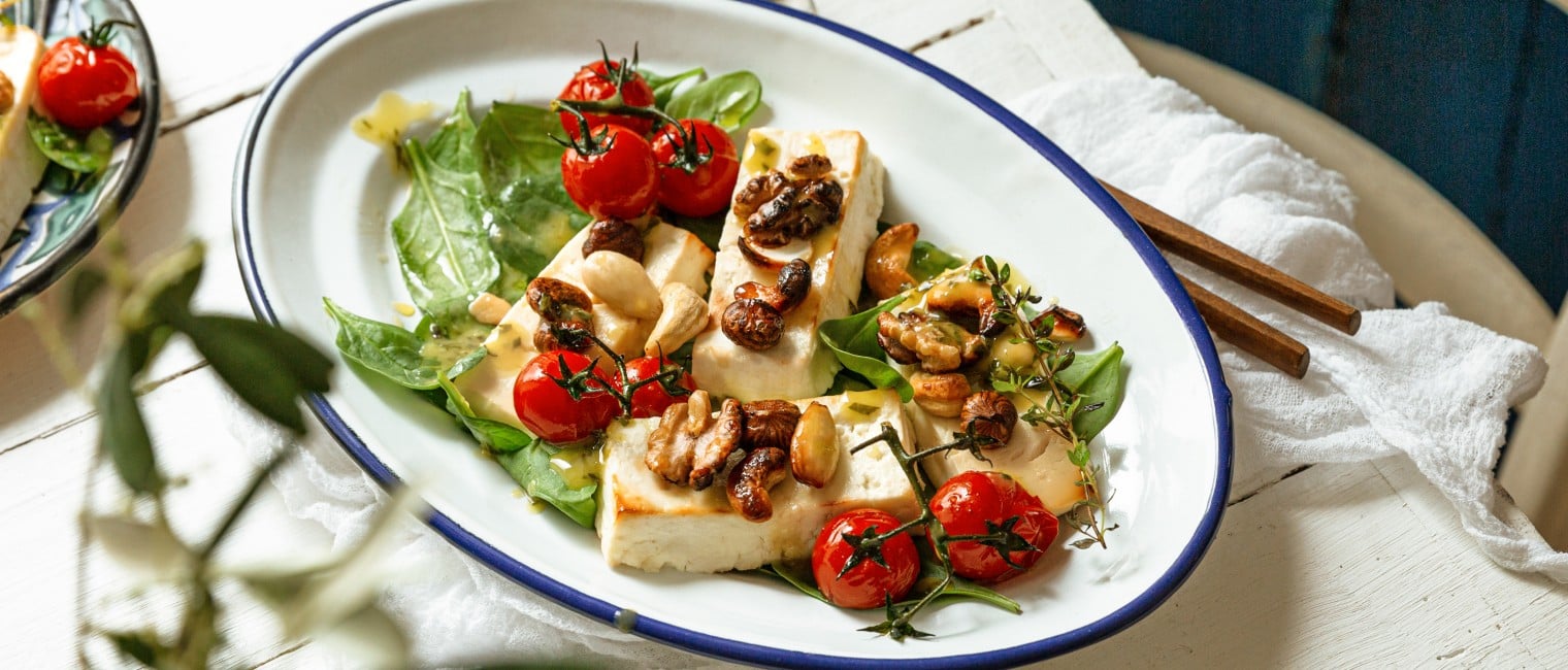 Schafkäse überbacken mit Honignüssen und Spinatsalat