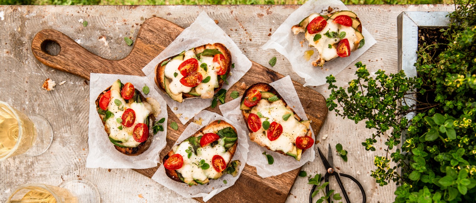 SPAR Mahlzeit Feine Grill-Bruschetta mit Tomate-Mozzarella und Avocado