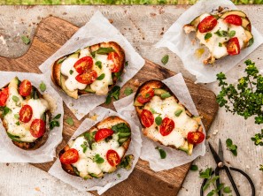 SPAR Mahlzeit Feine Grill-Bruschetta mit Tomate-Mozzarella und Avocado