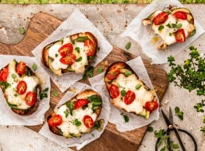 SPAR Mahlzeit Feine Grill-Bruschetta mit Tomate-Mozzarella und Avocado