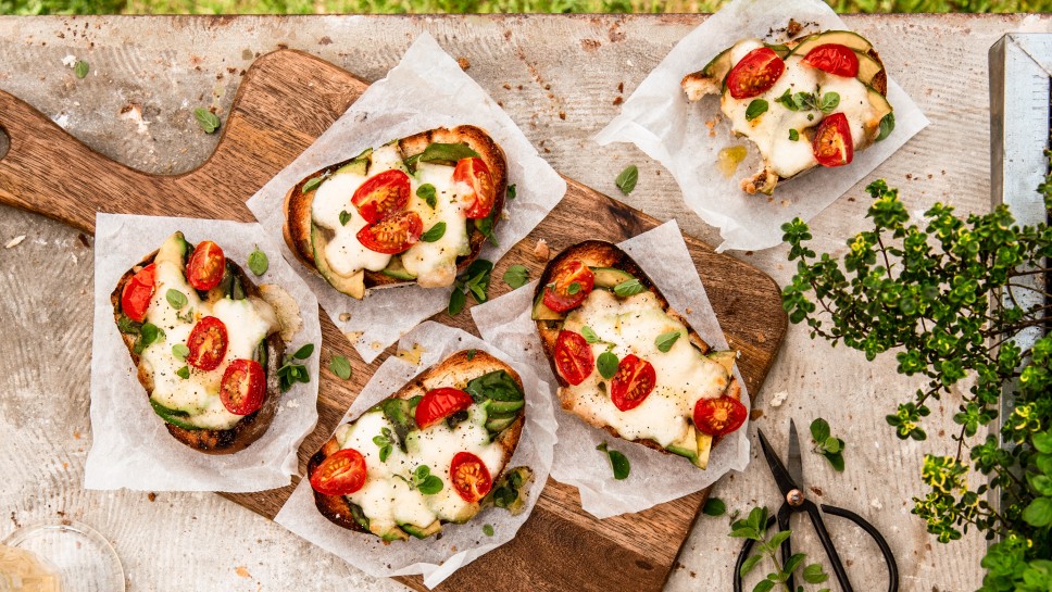 SPAR Mahlzeit Feine Grill-Bruschetta mit Tomate-Mozzarella und Avocado