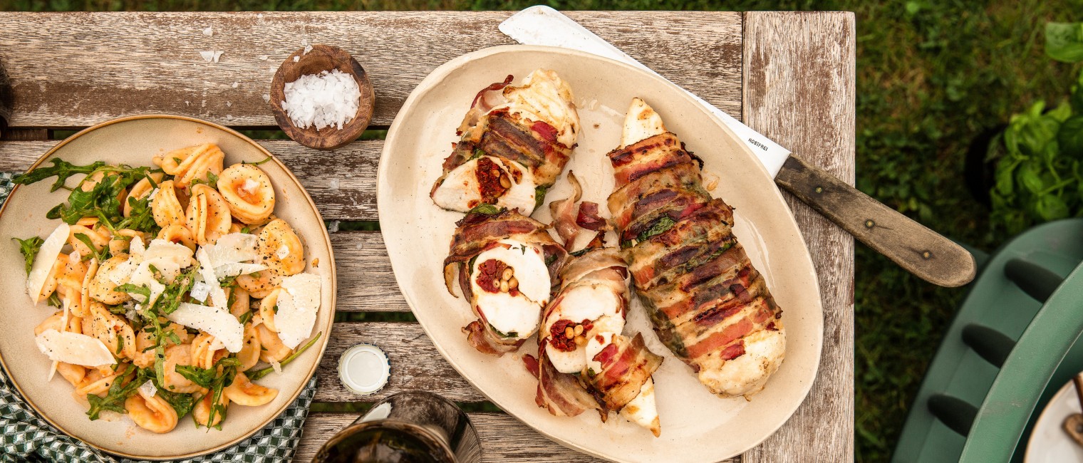 Gefüllte Hühnerbrust mit mediterranem Nudelsalat