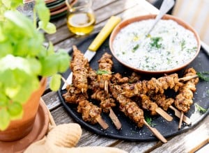 Pikante Mini-Gyros-Spieße mit Tsatsiki