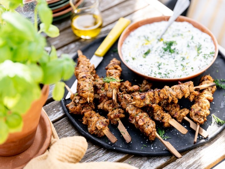 Pikante Mini-Gyros-Spieße mit Tsatsiki