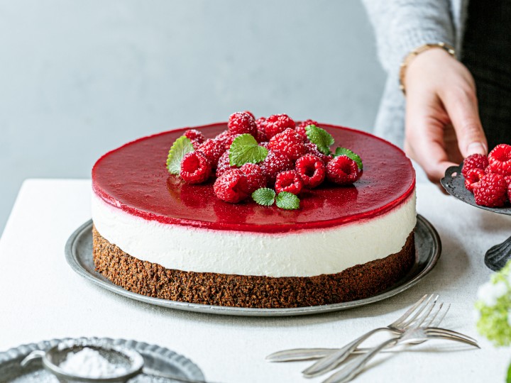 Mohn-Topfentorte mit Himbeeren