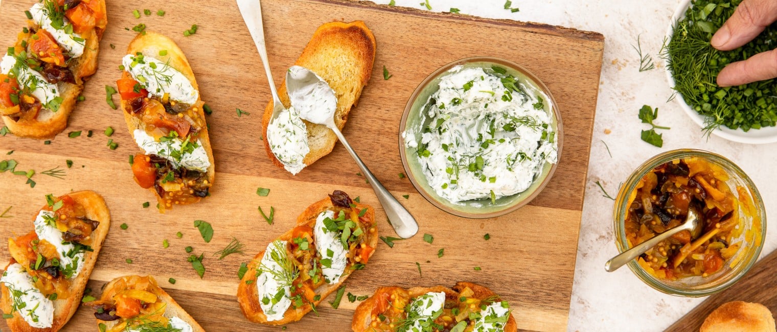 SPAR Mahlzeit Crostini mit Kräuterfrischkäse und feurigem Marillenchutney