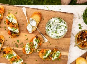 SPAR Mahlzeit Crostini mit Kräuterfrischkäse und feurigem Marillenchutney