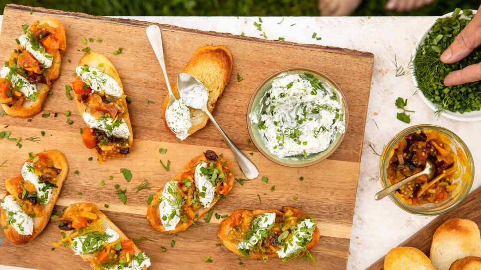 SPAR Mahlzeit Crostini mit Kräuterfrischkäse und feurigem Marillenchutney