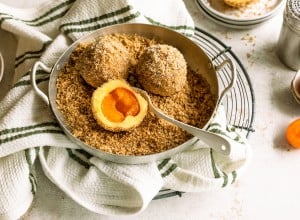 Marillenknödel mit Nussbröseln
