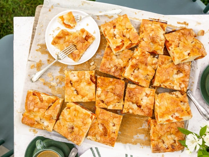 Schneller versunkener Marillenkuchen mit Mandeln
