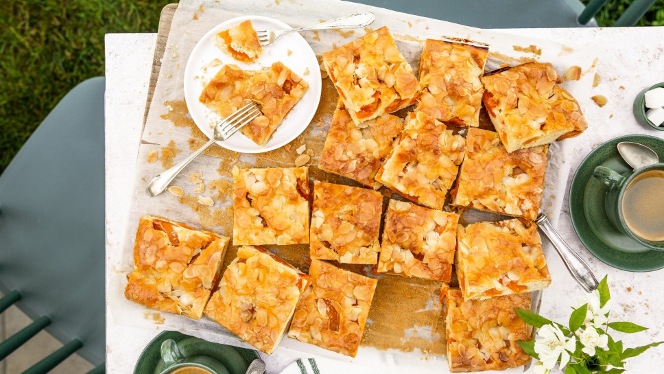 Schneller versunkener Marillenkuchen mit Mandeln