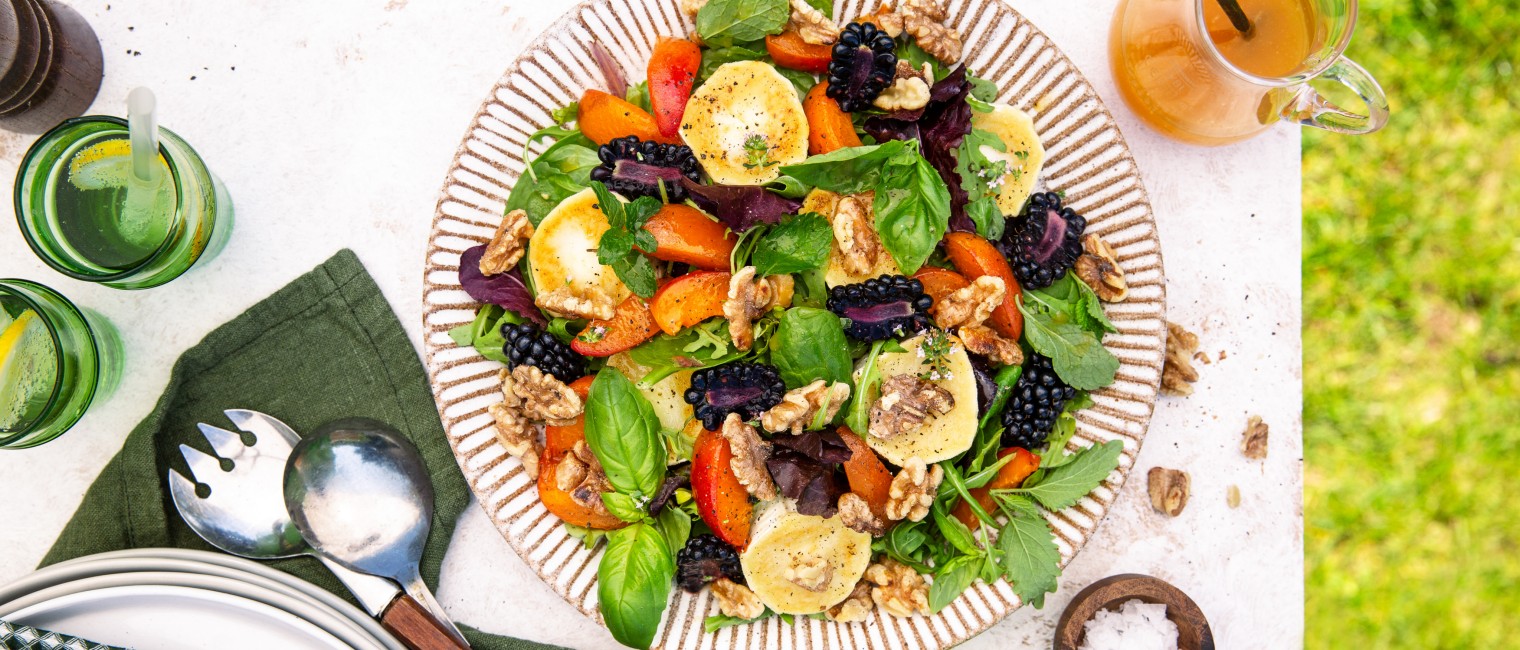 SPAR Mahlzeit Bunter Sommersalat mit gebratenem Ziegenkäse, Marillen und Brombeeren