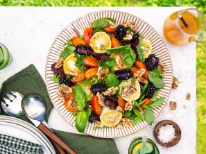 SPAR Mahlzeit Bunter Sommersalat mit gebratenem Ziegenkäse, Marillen und Brombeeren