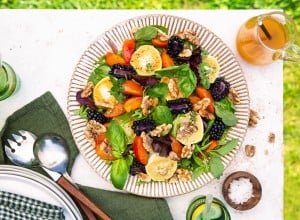 Bunter Sommersalat mit gebratenem Ziegenkäse, Marillen und Brombeeren