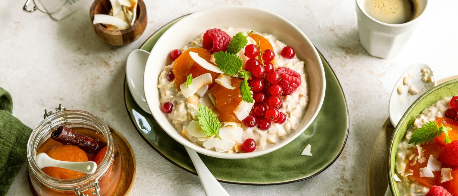 SPAR Mahlzeit Vegane Overnight-Oats mit Kokoschips und Marillenröster