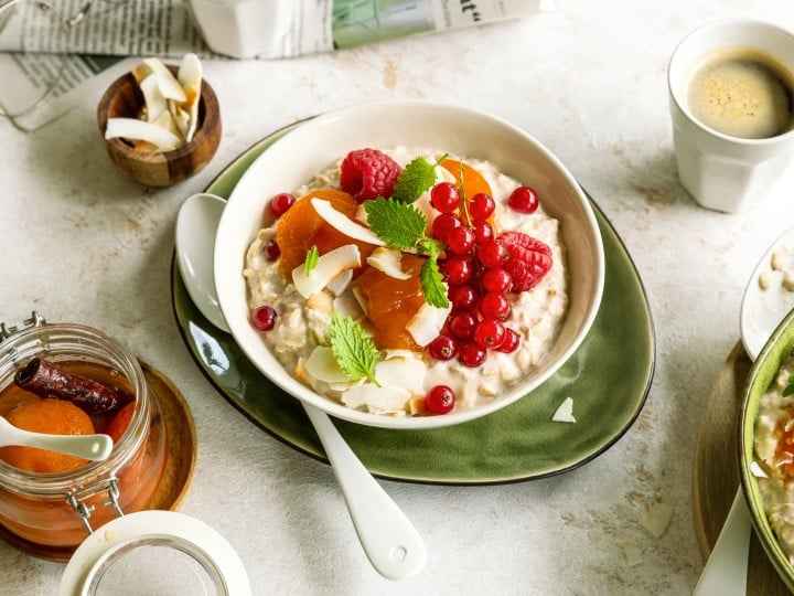 SPAR Mahlzeit Vegane Overnight-Oats mit Kokoschips und Marillenröster