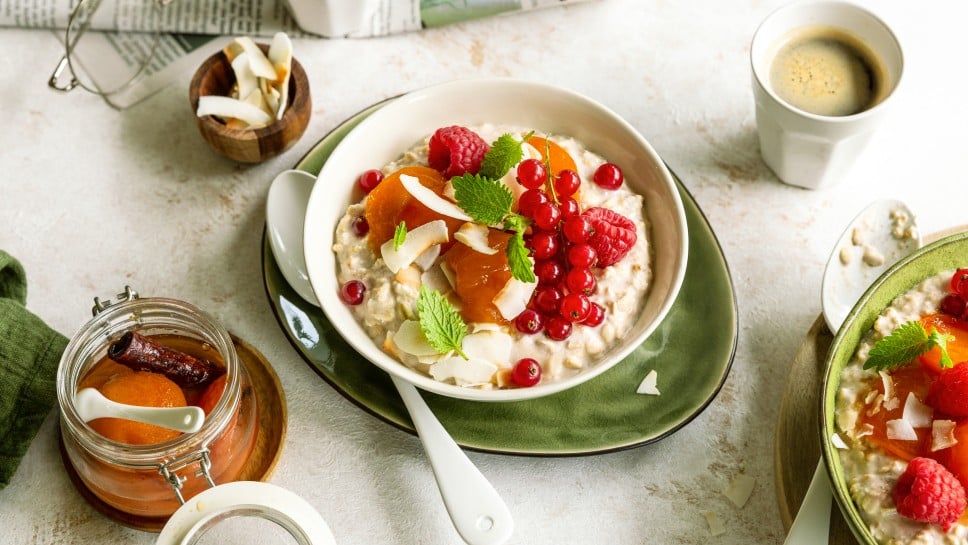 SPAR Mahlzeit Vegane Overnight-Oats mit Kokoschips und Marillenröster