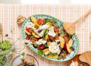 Salat mit Nektarinen und Burrata