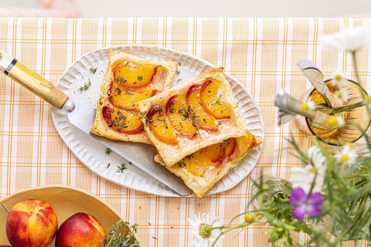 Bltterteig-Tartes mit Nektarine und Ziegenfrischkse