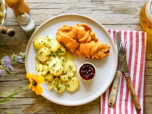 SPAR Mahlzeit Schnitzel mit Erdäpfelsalat und Preiselbeeren