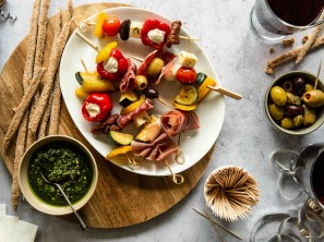 SPAR Mahlzeit Bunte Antipasti-Spieße mit Kräuterpesto