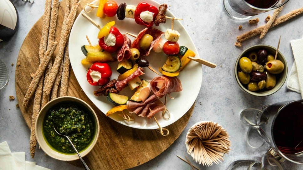 SPAR Mahlzeit Bunte Antipasti-Spieße mit Kräuterpesto
