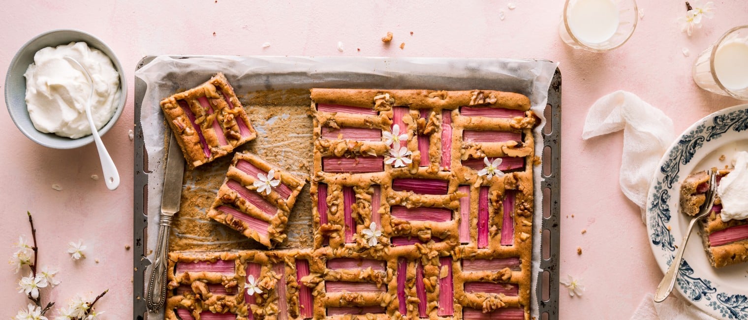 SPAR Mahlzeit Saftiger Rhabarber-Walnuss Blechkuchen