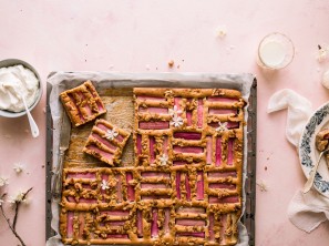 SPAR Mahlzeit Saftiger Rhabarber-Walnuss Blechkuchen