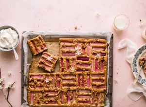 Saftiger Rhabarber-Walnuss Blechkuchen