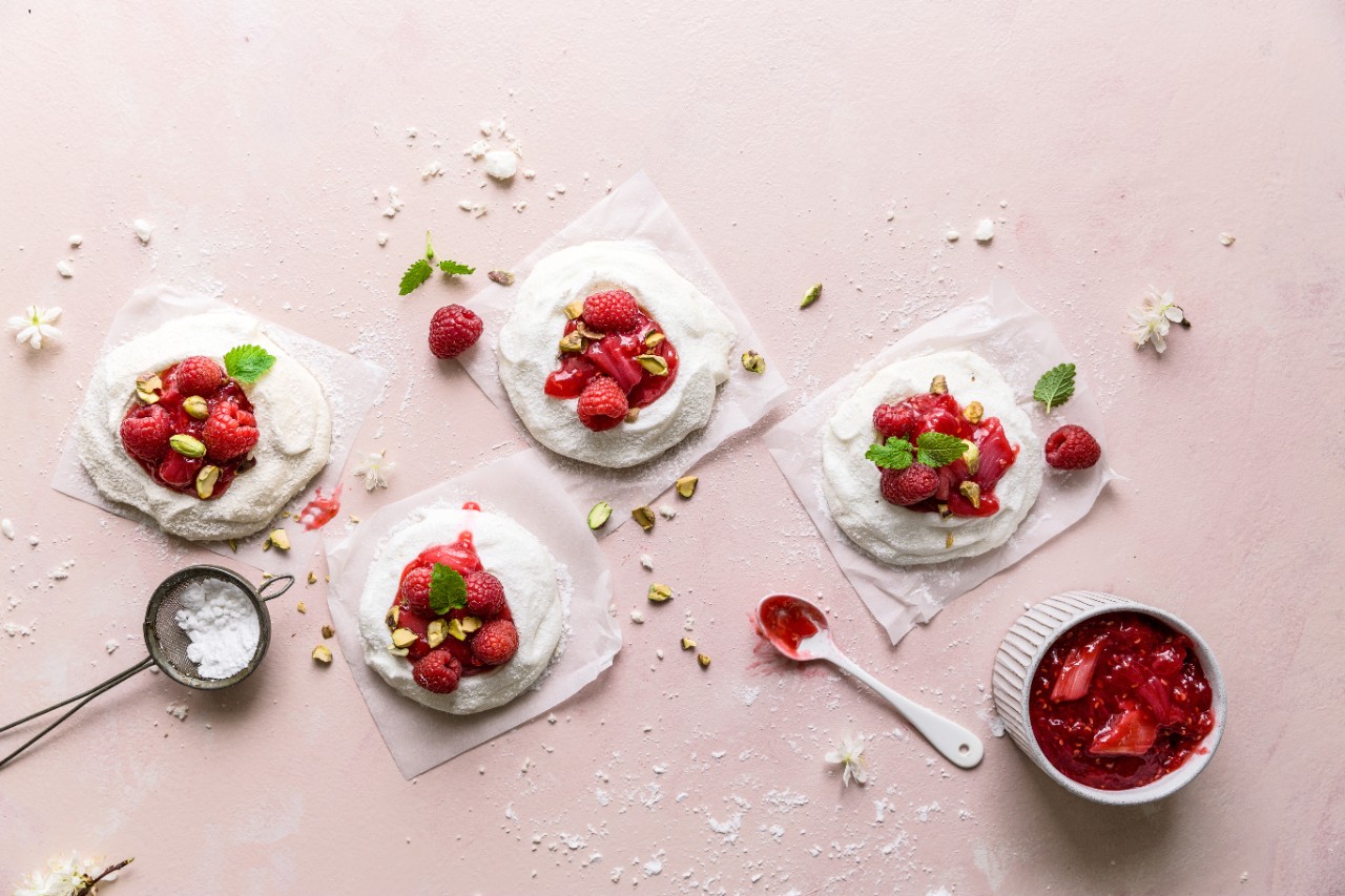 Kleine Rhabarber-Himbeer-Pavlovas
