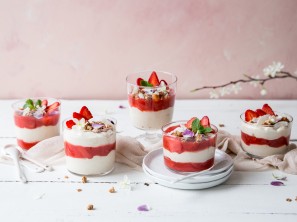 SPAR Mahlzeit Vanille-Rhabarber Schichtdessert mit Granola