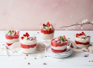 SPAR Mahlzeit Vanille-Rhabarber Schichtdessert mit Granola