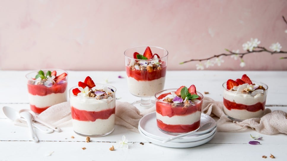 SPAR Mahlzeit Vanille-Rhabarber Schichtdessert mit Granola
