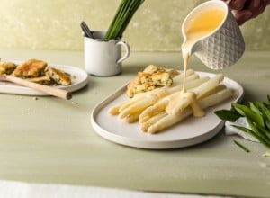 Weißer Spargel mit Sauce Hollandaise und Kräuterschmarrn
