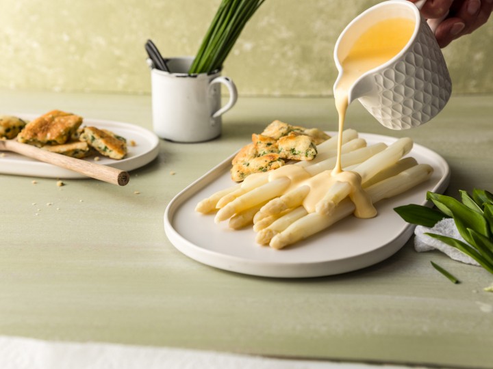 Weißer Spargel mit Sauce Hollandaise und Kräuterschmarrn