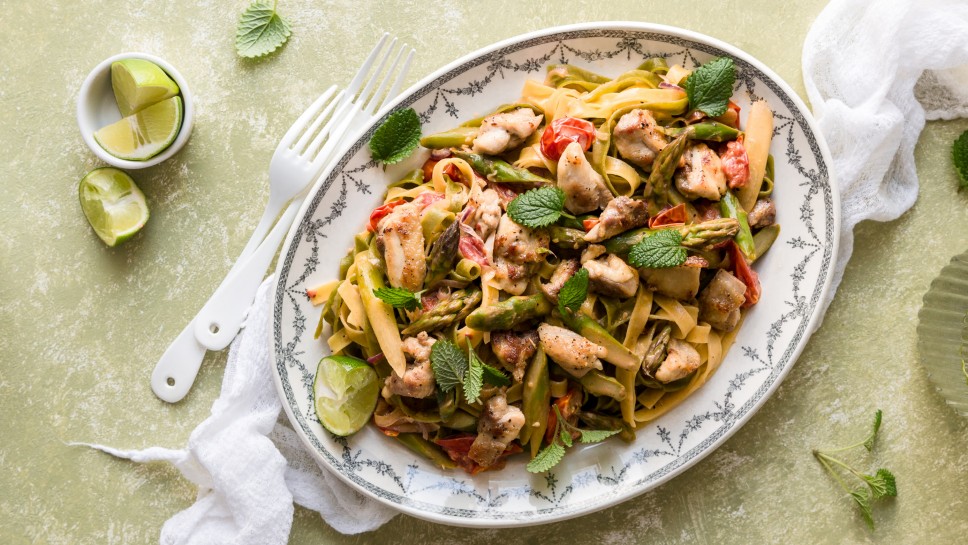 SPAR Mahlzeit Cremige Spargel-Pasta mit knusprigem Hendl