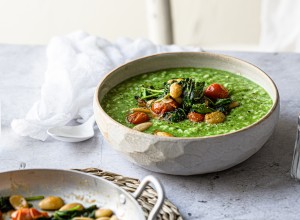 Spinatrisotto mit geschmolzenen Kirschtomaten und Mandeln