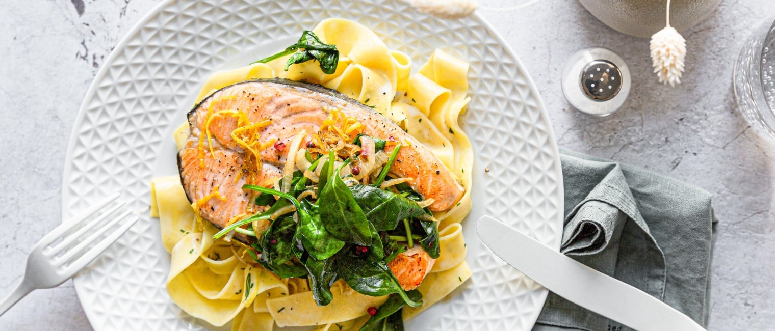SPAR Mahlzeit Lachsfilet mit Blattspinat und Nudeln