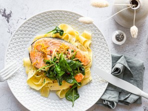 SPAR Mahlzeit Lachsfilet mit Blattspinat und Nudeln